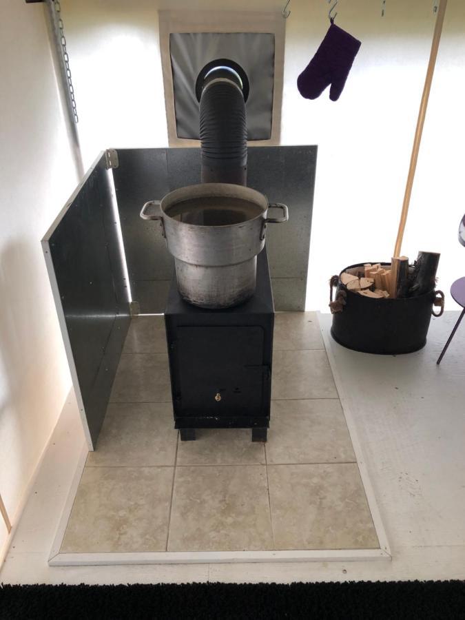 Vines And Puppies Glamping Hideaway Hotel Jade City Bagian luar foto