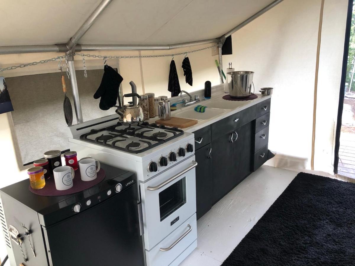 Vines And Puppies Glamping Hideaway Hotel Jade City Bagian luar foto
